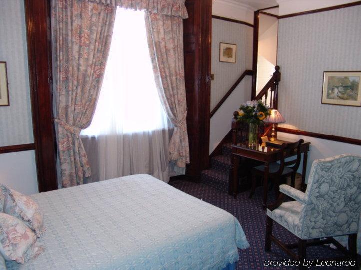 London Elizabeth Hotel Room photo
